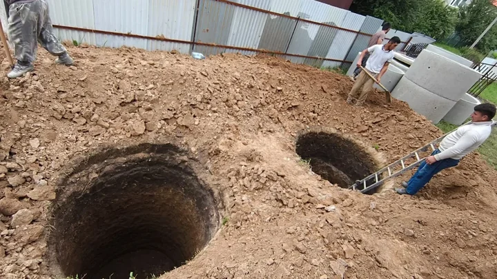 Два котлована под бетонные кольца